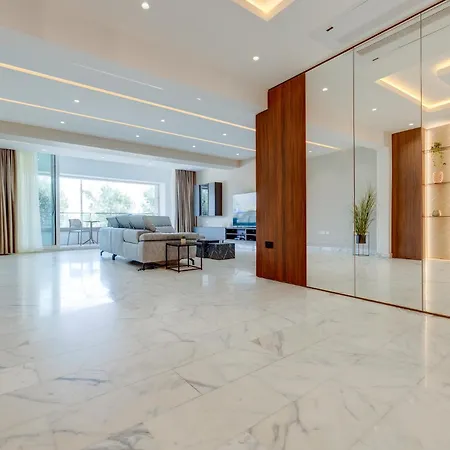 Premier Seafront Living: Ultra-luxury In * 斯利马
