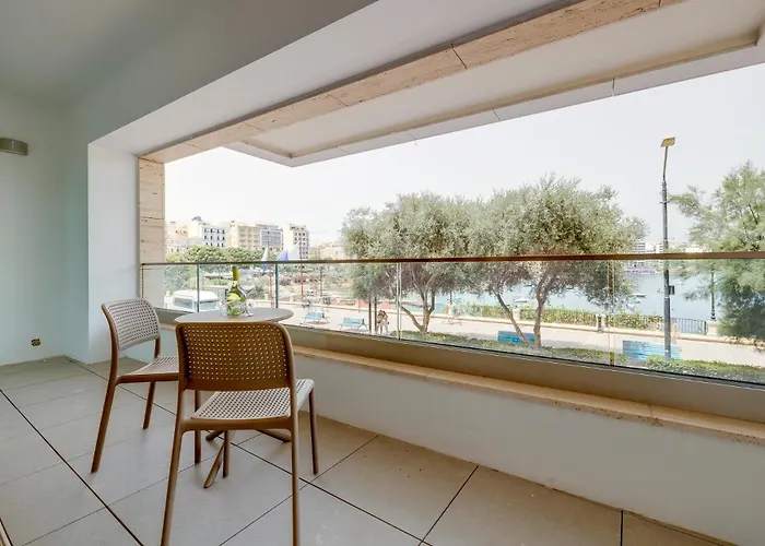 Premier Seafront Living: Ultra-luxury In