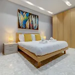 Premier Seafront Living: Ultra-luxury In סליאמה