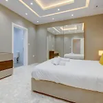 Premier Seafront Living: Ultra-luxury In סליאמה