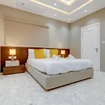 Premier Seafront Living: Ultra-luxury In דירה
