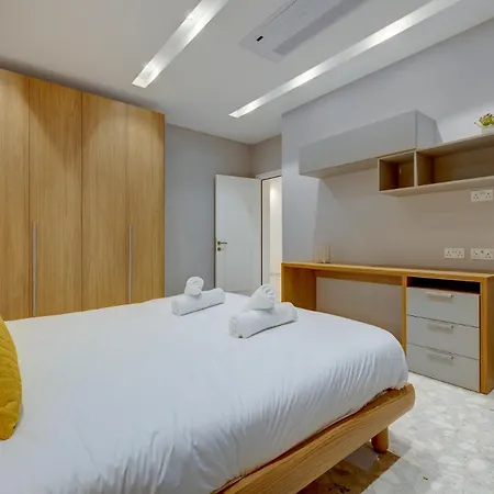 Premier Seafront Living: Ultra-luxury In Apartament *