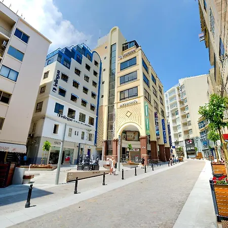 Premier Seafront Living: Ultra-luxury In דירה סליאמה