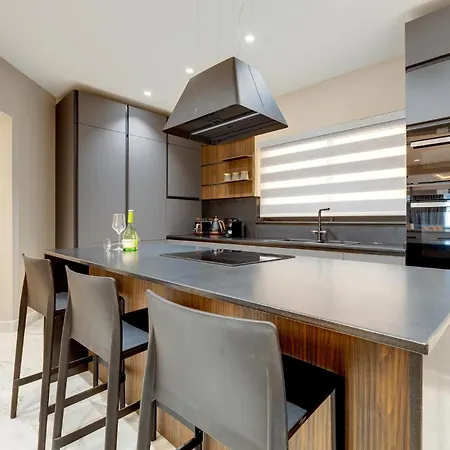 Premier Seafront Living: Ultra-luxury In Apartament *