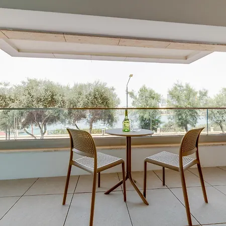 Premier Seafront Living: Ultra-luxury In Lejlighed