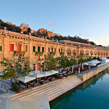 Premier Seafront Living: Ultra-luxury In *