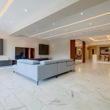 Premier Seafront Living: Ultra-luxury In